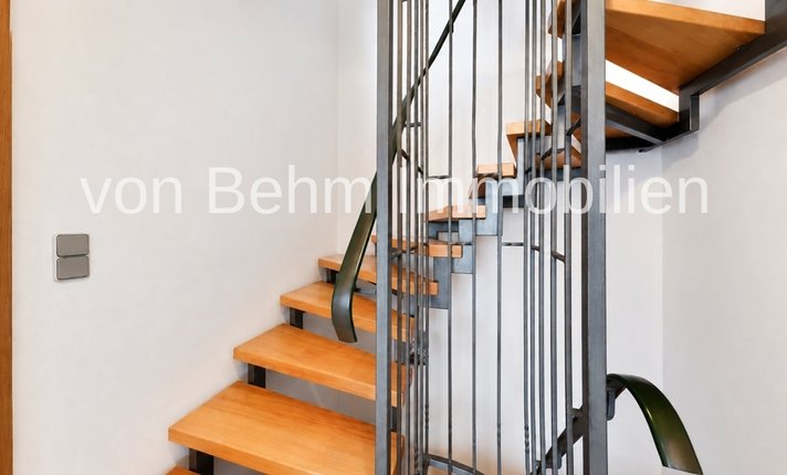 V015-2026_Stahltreppe m. Holzbelag